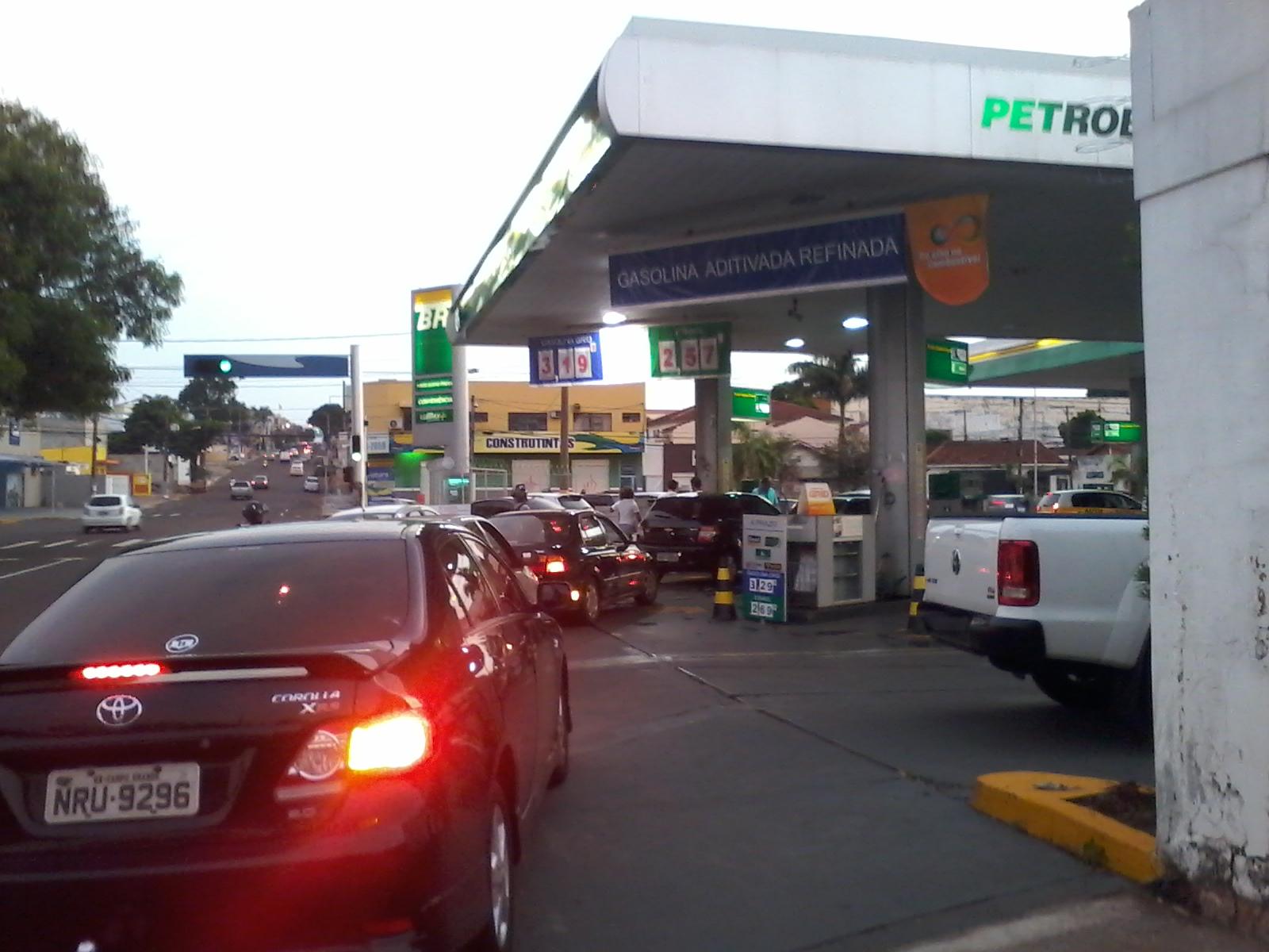 Queda no preço do combustível demora e afeta pouco o bolso