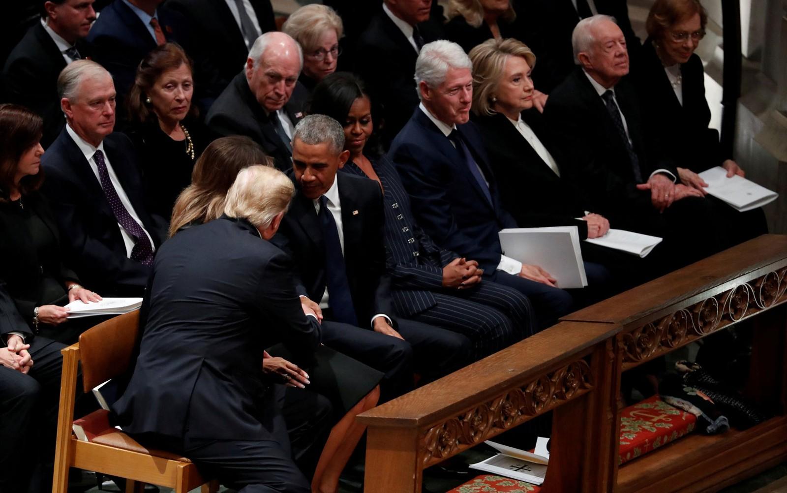 Trump cumprimenta Obama, mas não Bill e Hillary Clinton, no funeral de Bush