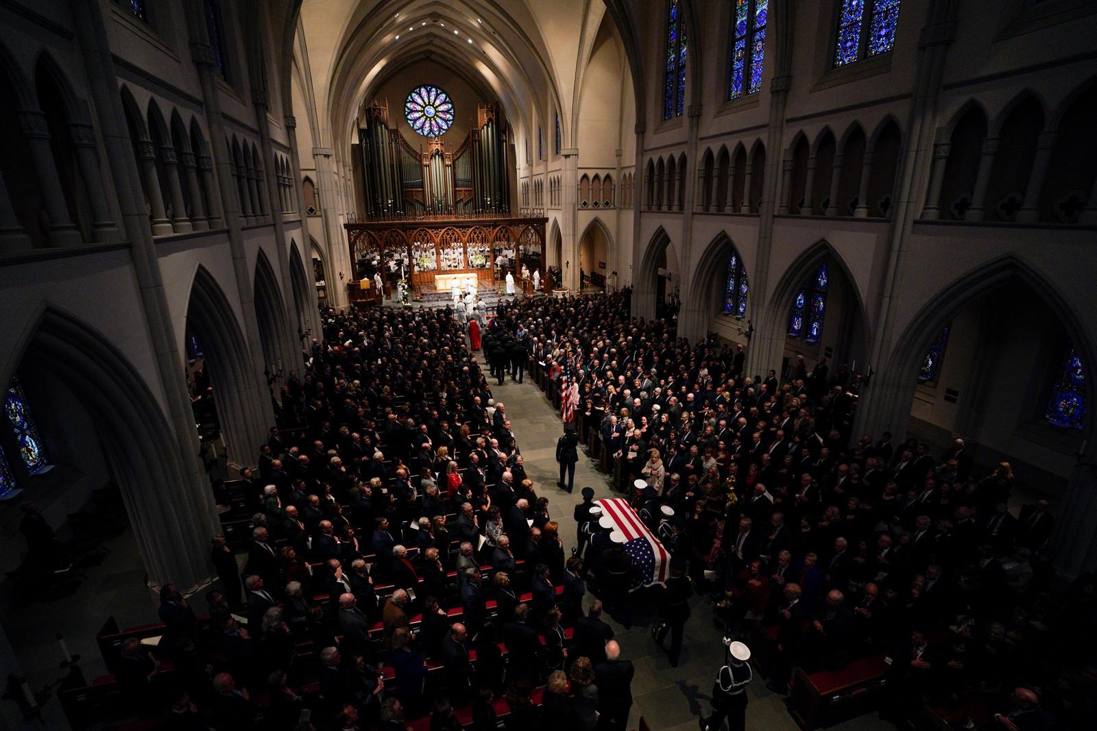 Corpo do ex-presidente dos EUA George H. W. Bush é homenageado em igreja no Texas