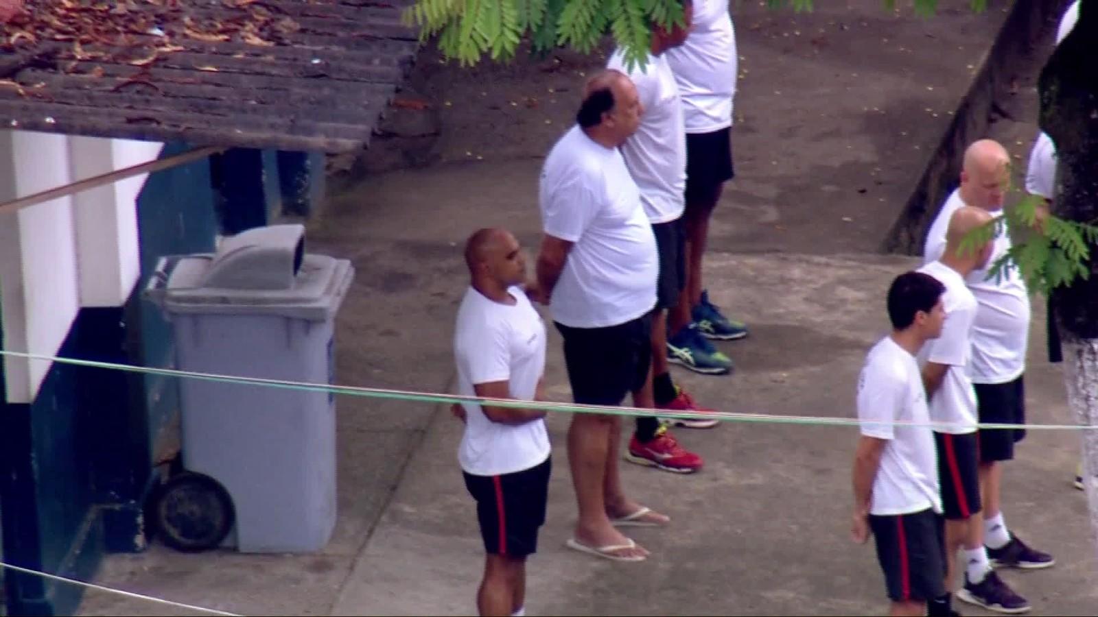 Pezão participa de hasteamento da bandeira em presídio