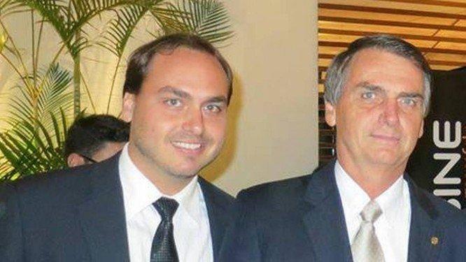 Bolsonaro posta e parabeniza Carlos: 'Pitbull'
