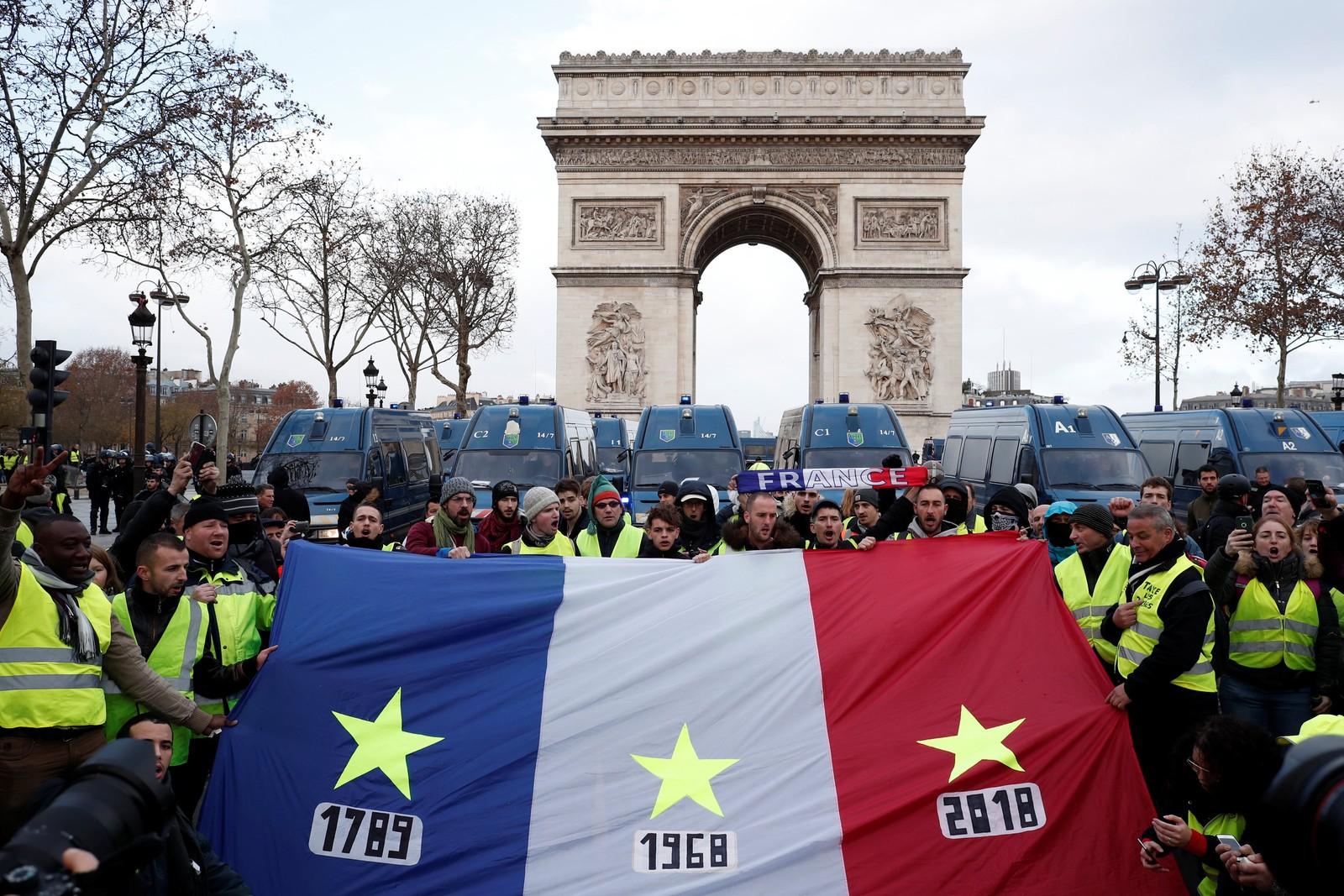 Protestos reúnem milhares de pessoas em Paris