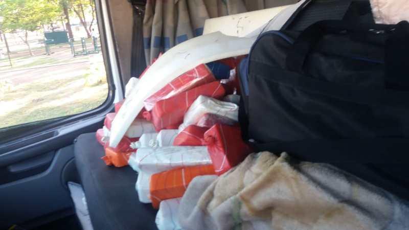 Motorista é preso transportando 83,5 quilos de cocaína e armas com os filhos