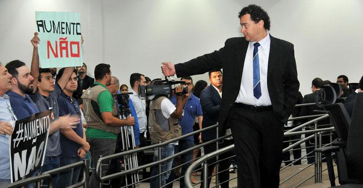 Manifestantes ocupam Câmara para pressionar negativa de aumento