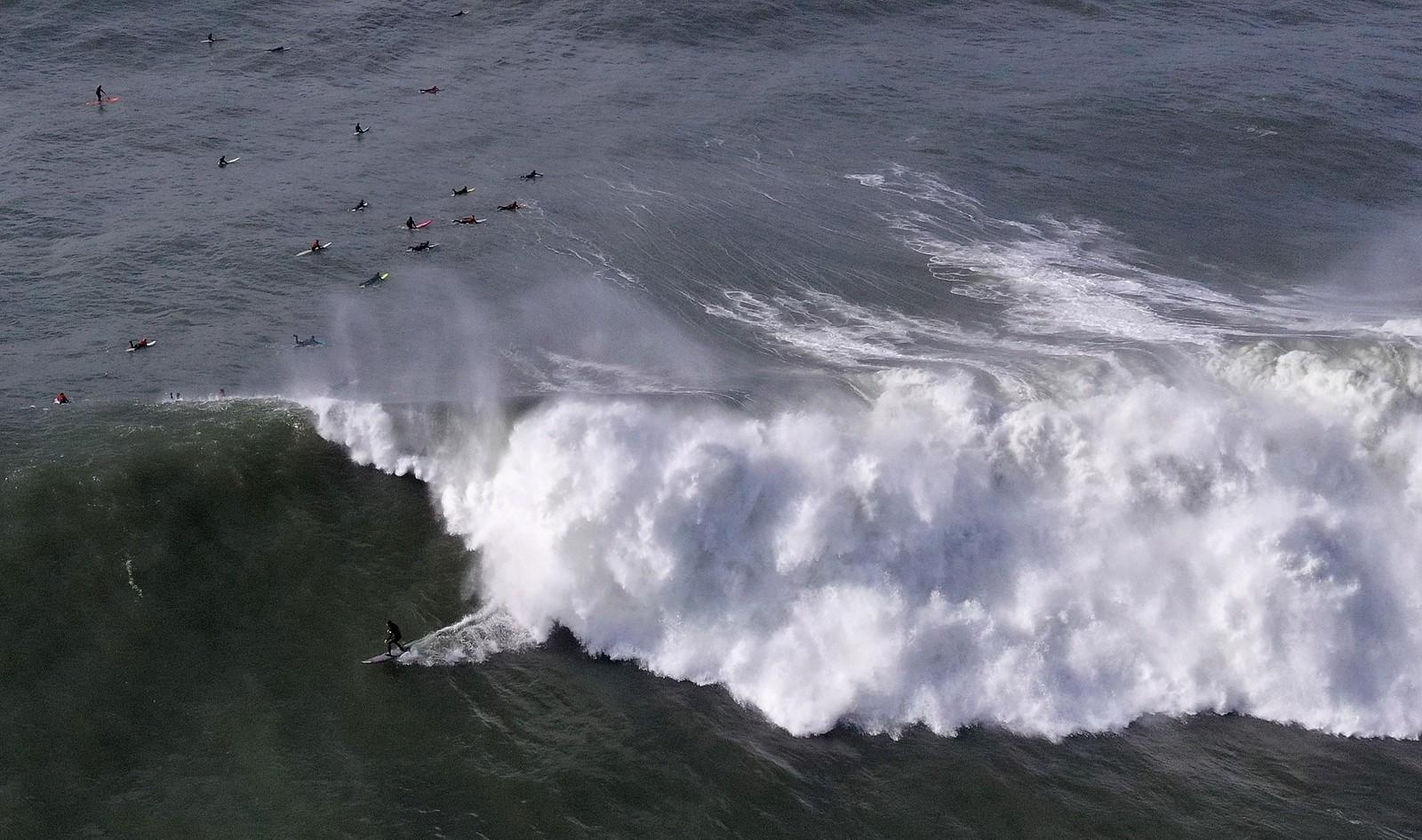 Costa da Califórnia é atingida por ondas gigantes