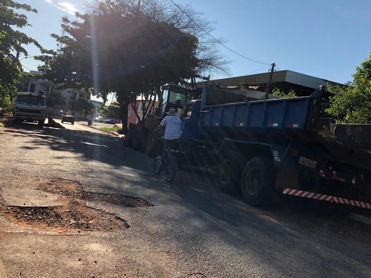 Rua esburacada, caminhões e máquinas 'estacionadas' trazem perigo a motoristas em Jardim