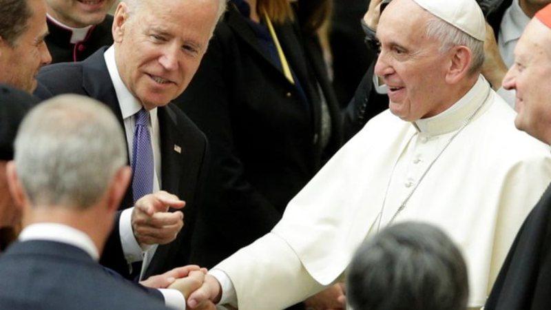 Bispos aprovam redação de declaração que pode impedir Biden de comungar
