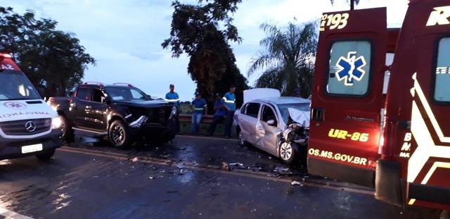 Colisão entre carro e caminhonete deixa 5 feridos