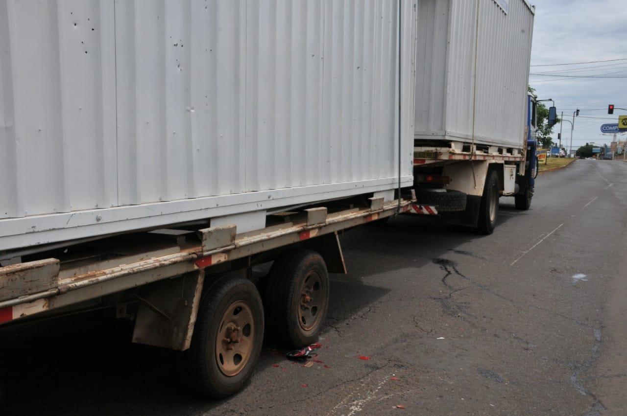 Dupla fica ferida em acidente entre caminhão e moto na Mascarenhas