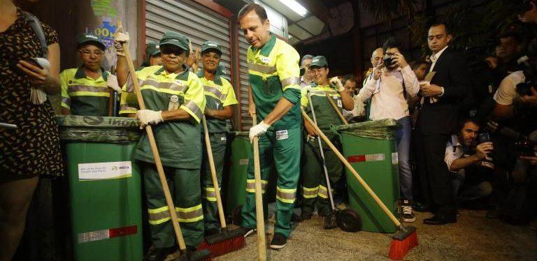 Vestido de gari, Doria promete varrer São Paulo semanalmente