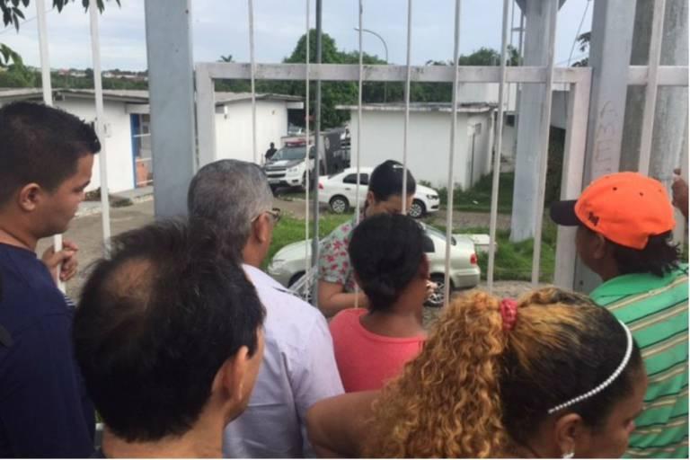 No IML de Manaus, famílias se desesperam por informações