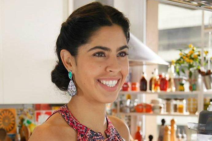 Bela Gil ensina filha a usar argila para escovar os dentes