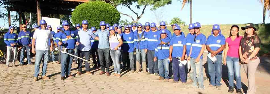 Prefeito inicia mandato com mutirão de limpeza