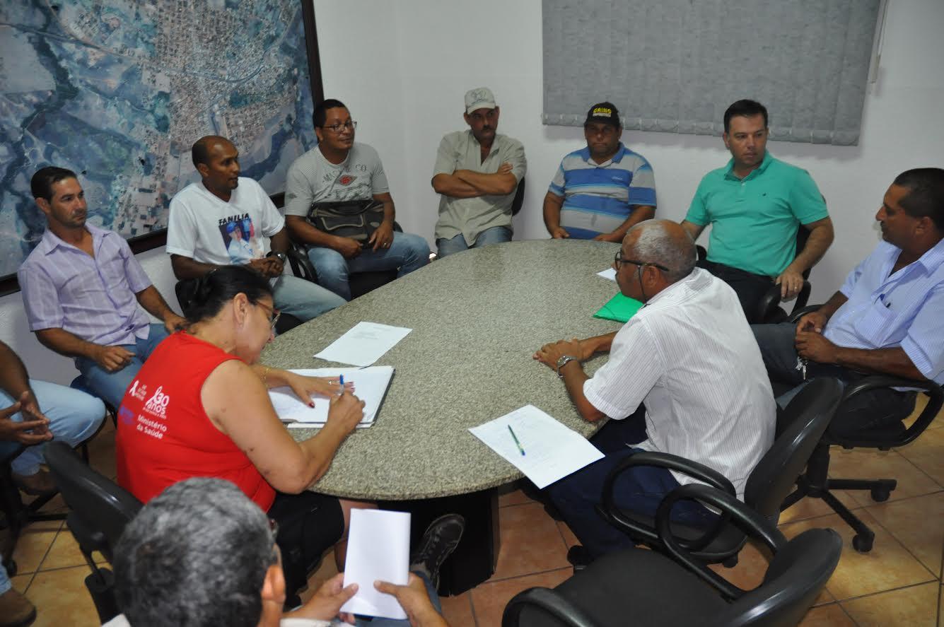 Prefeito recebe sindicato e comissão de servidores públicos em seu gabinete