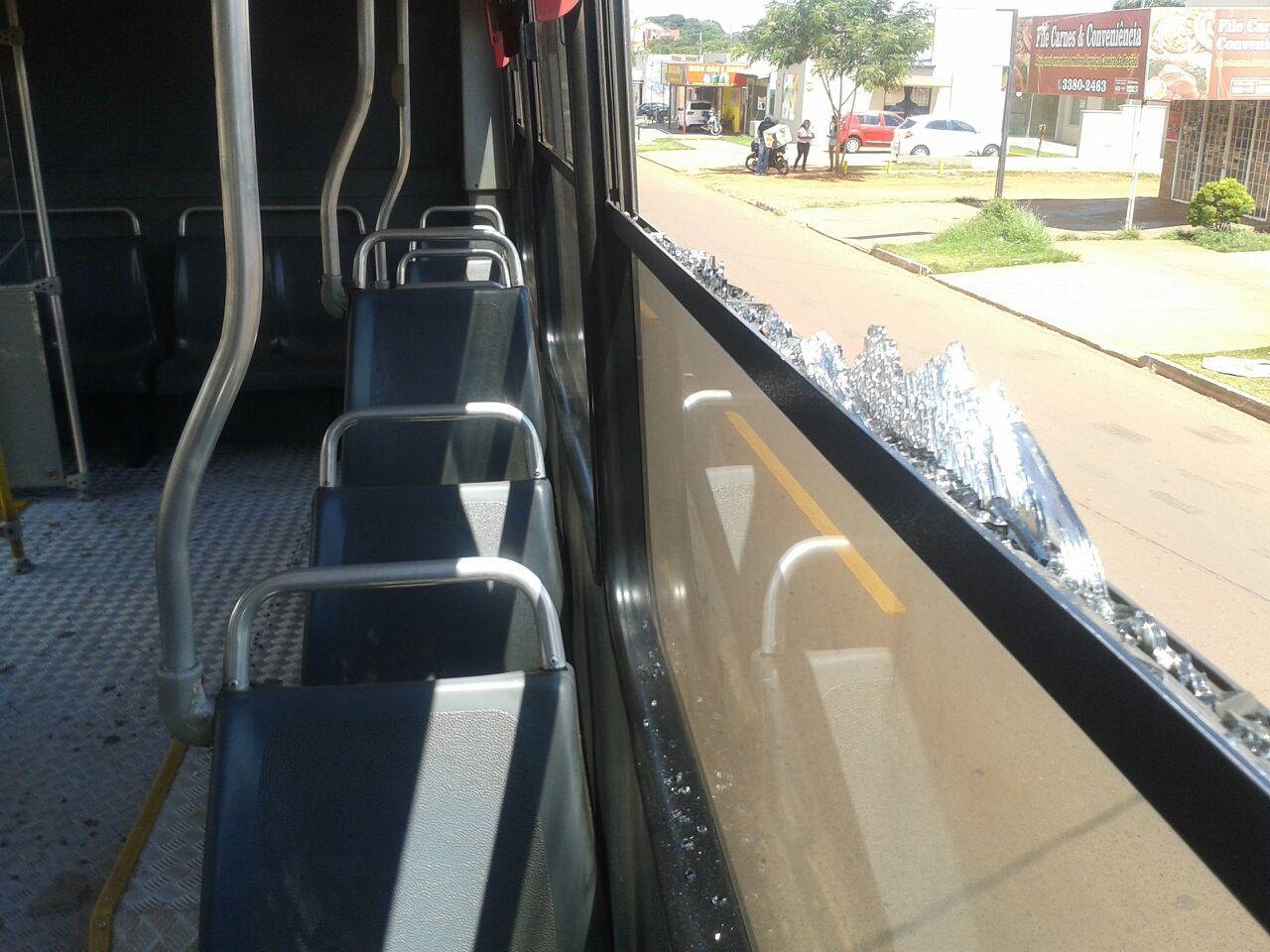 Ônibus é apedrejado em rua da Capital e fere 3 pessoas