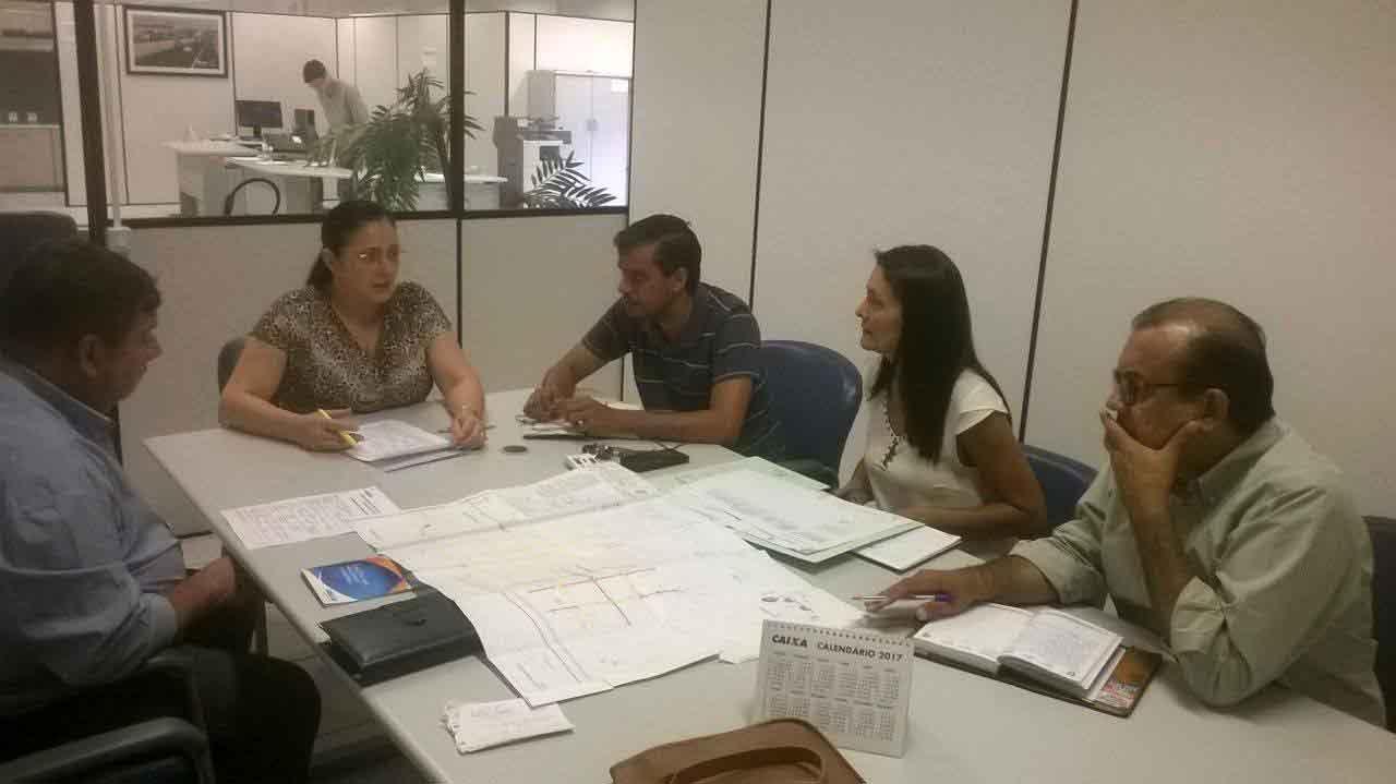 Prefeito de Murtinho visita Caixa para retomada de obras