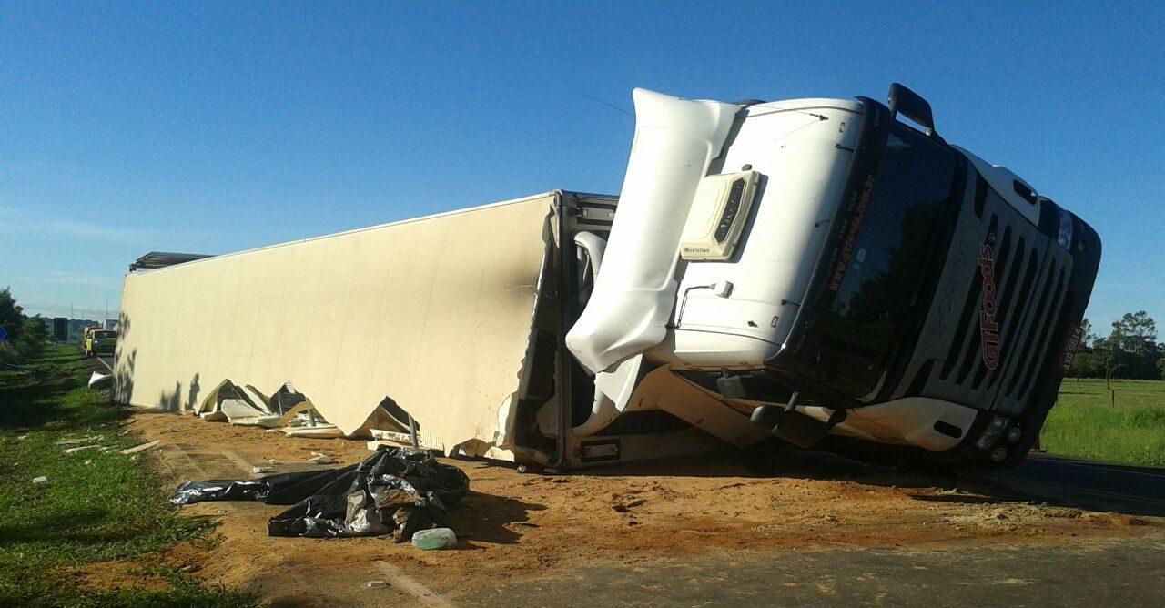 Carreta tomba e retirada de carga interdita a BR-163