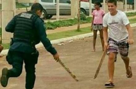Desafiados por crianças, PMs param trabalho e jogam 'bete'