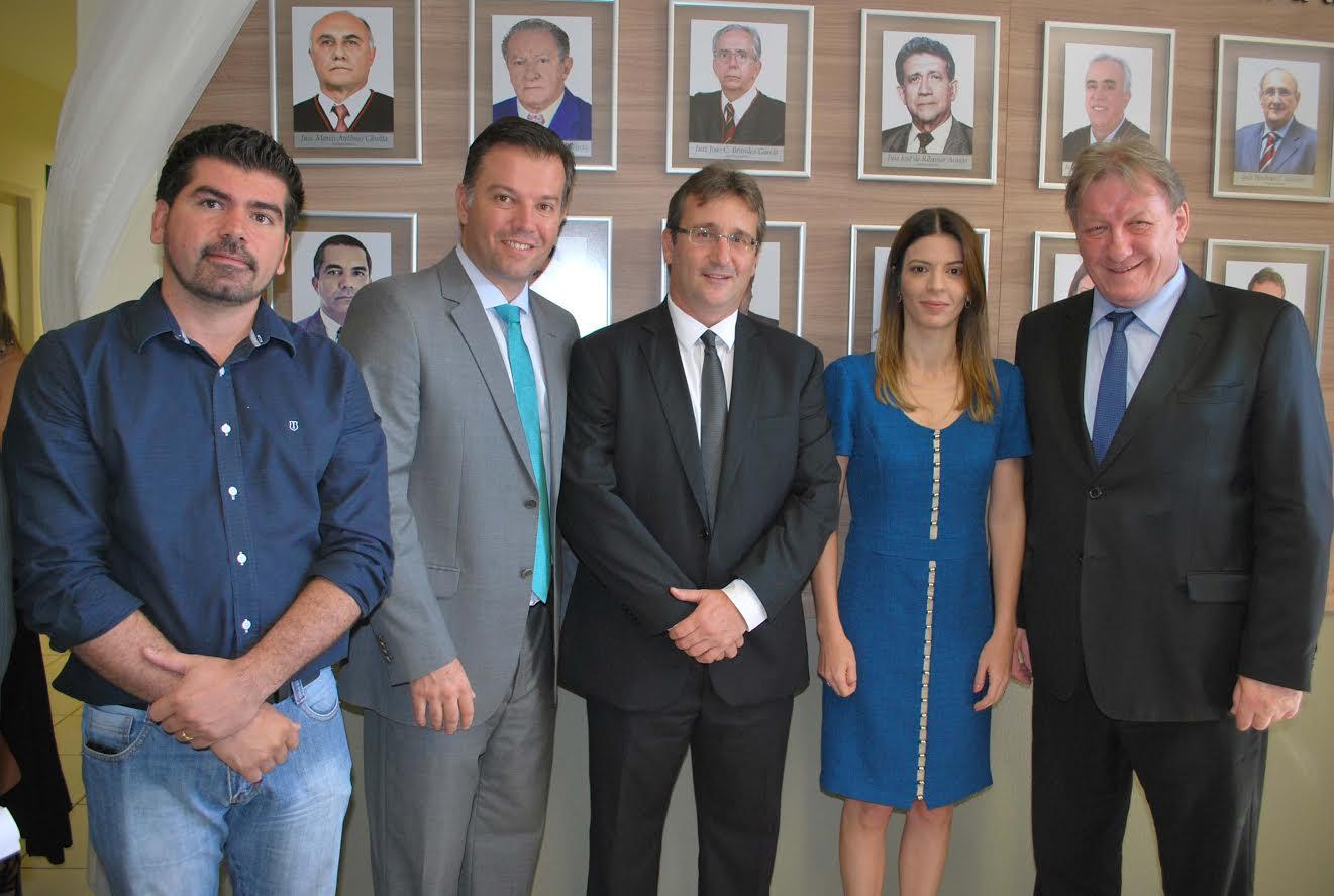 Presidente do Legislativo prestigia entrega de reforma do Fórum de Jardim