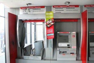 Quadrilha leva mais de R$ 100 mil de caixas eletrônicos de banco