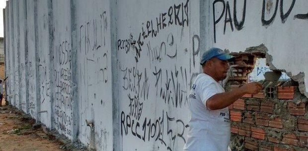 Presos retiram pichações em muros de Alcaçuz