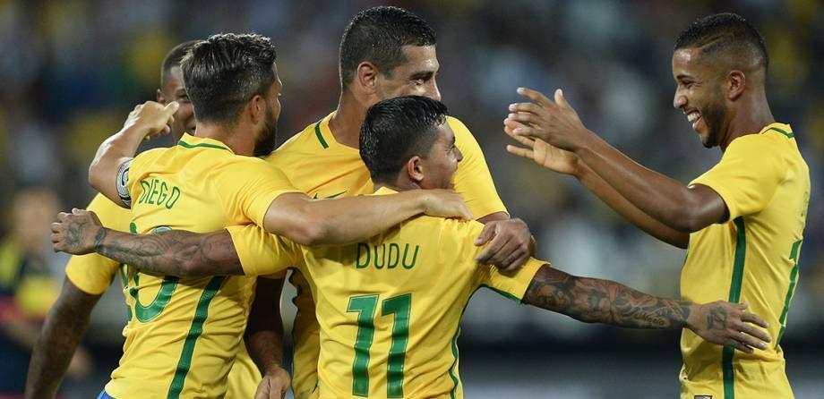Brasil vence jogo da amizade e lidera ranking da Fifa