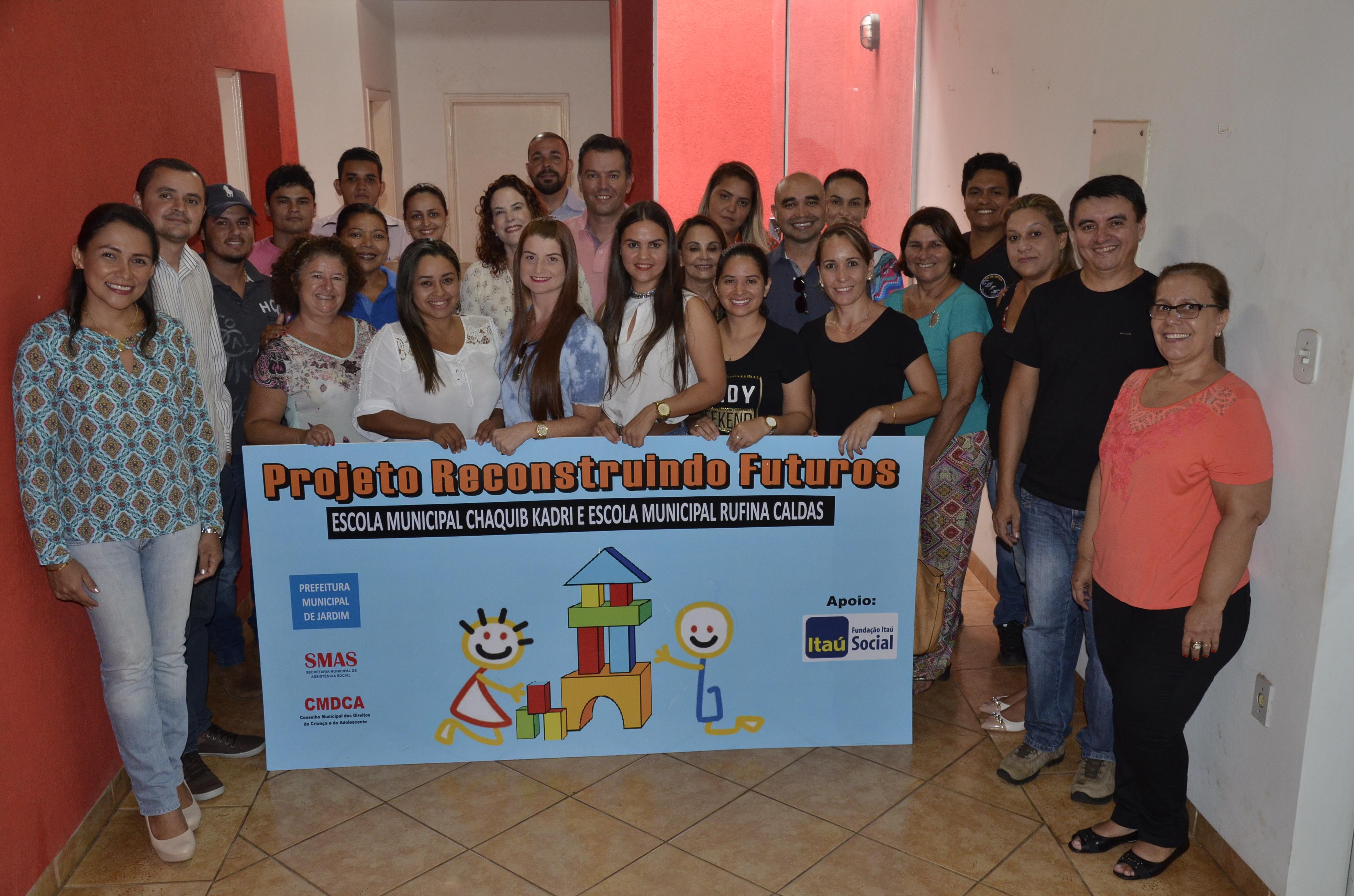 Equipe do projeto Reconstruindo Futuros se reúne na prefeitura para assinatura de contratos