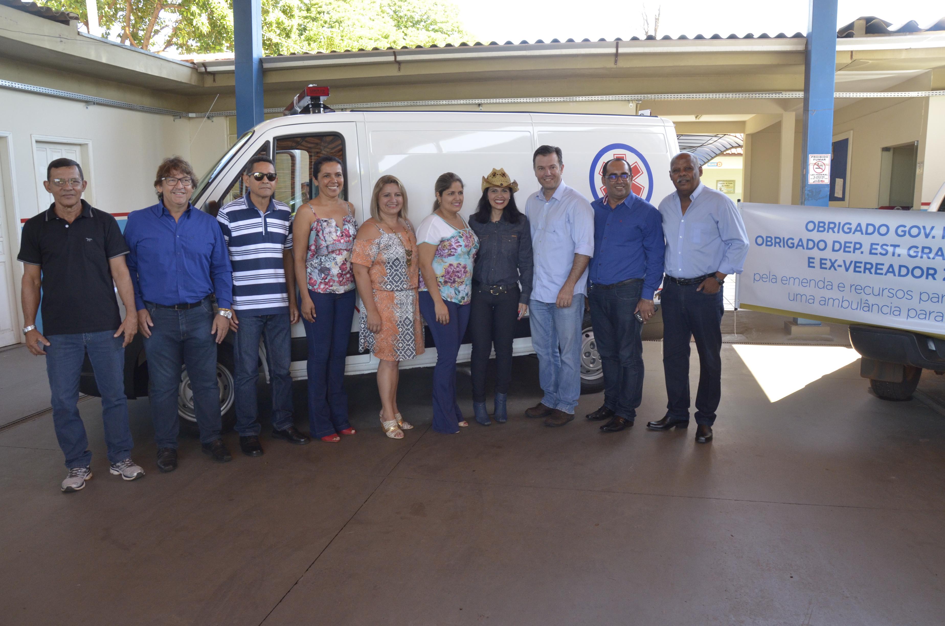 Prefeito entrega ambulância para atender jardinenses