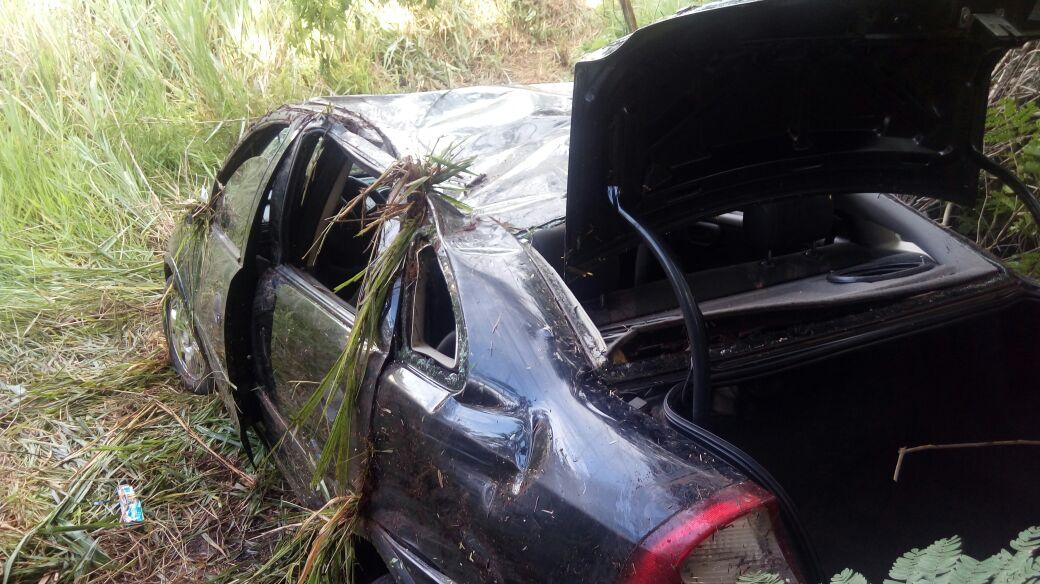 Pneu estoura e carro com 5 pessoas capota em rodovia