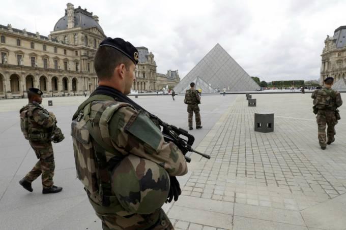 Homem armado é baleado no museu do Louvre