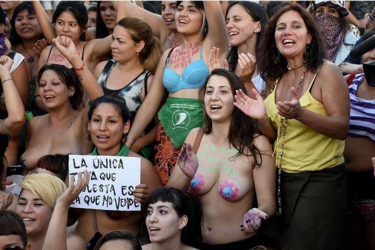 Argentinas fazem ‘tetazo’ a favor do topless