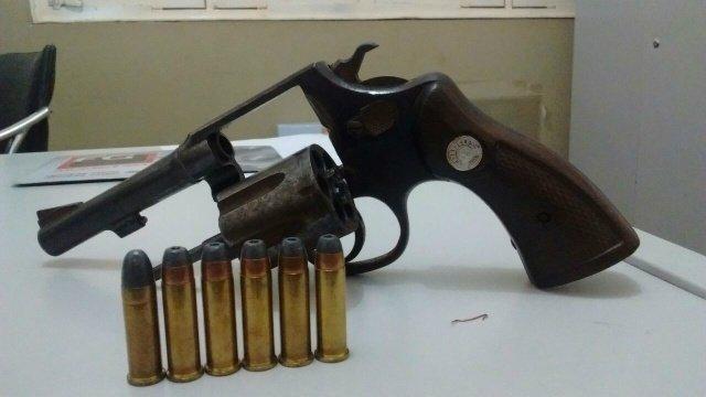 Homem é flagrado com revólver calibre 38 e seis munições intactas