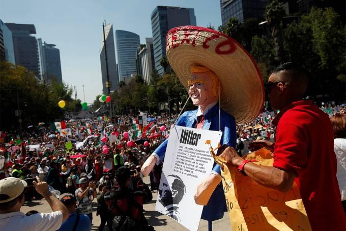 20 mil pessoas vão às ruas contra Trump