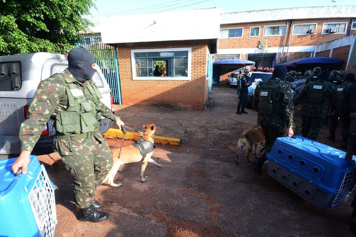 Operação tem 500 militares em busca de drogas e celulares