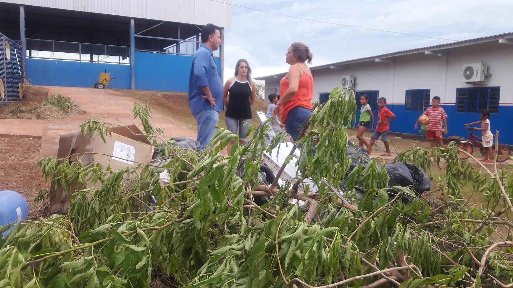 Prefeito encontra cenário de abandono em escolas de Jardim