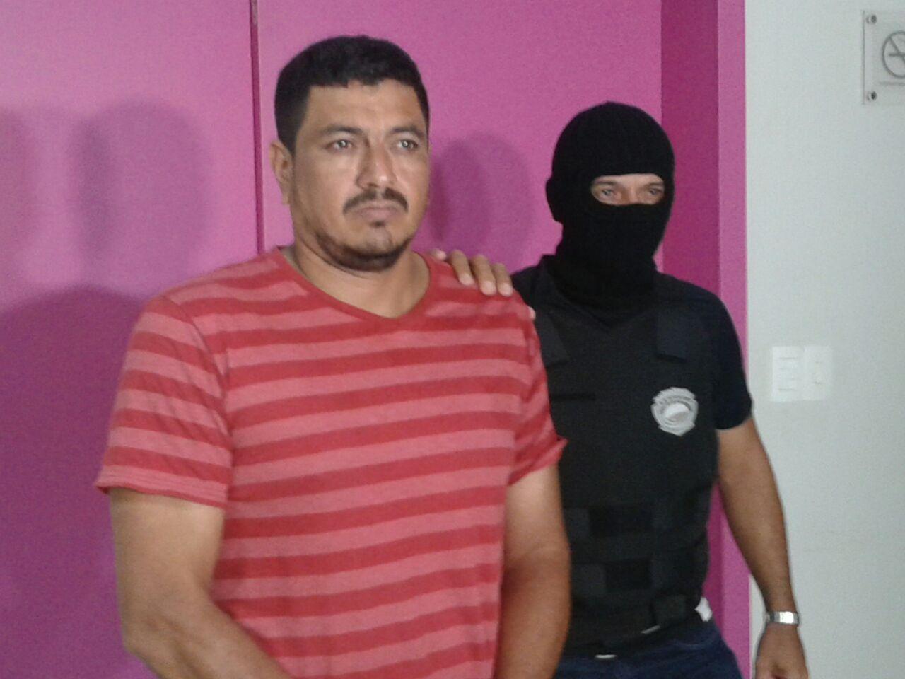 Ex quebra pescoço de mulher antes de jogá-la em piscina