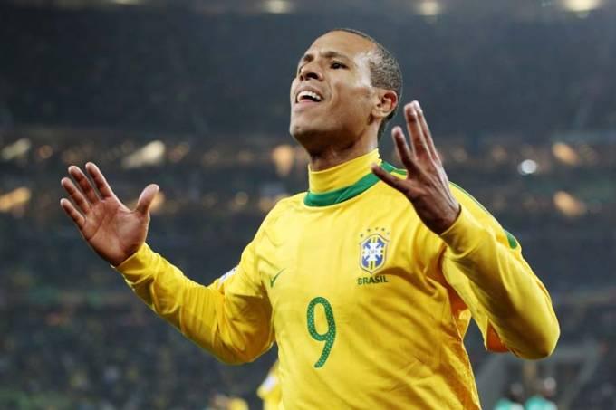 Luis Fabiano viaja ao Rio e já posta camisa do Vasco