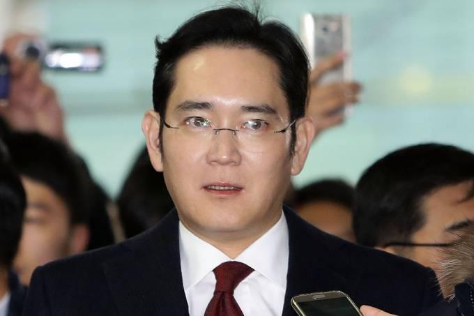 Herdeiro da Samsung é preso na Coreia do Sul acusado de suborno