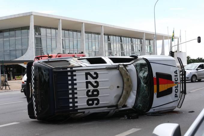 Viatura da Polícia Militar capota em frente ao Palácio do Planalto