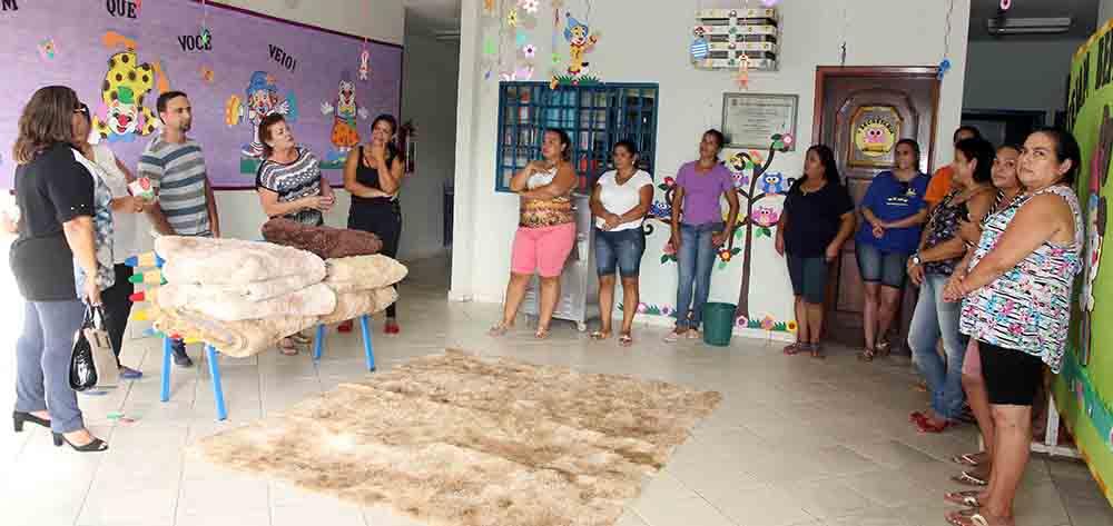 Creche recebe doação de tapetes dos vereadores de Murtinho