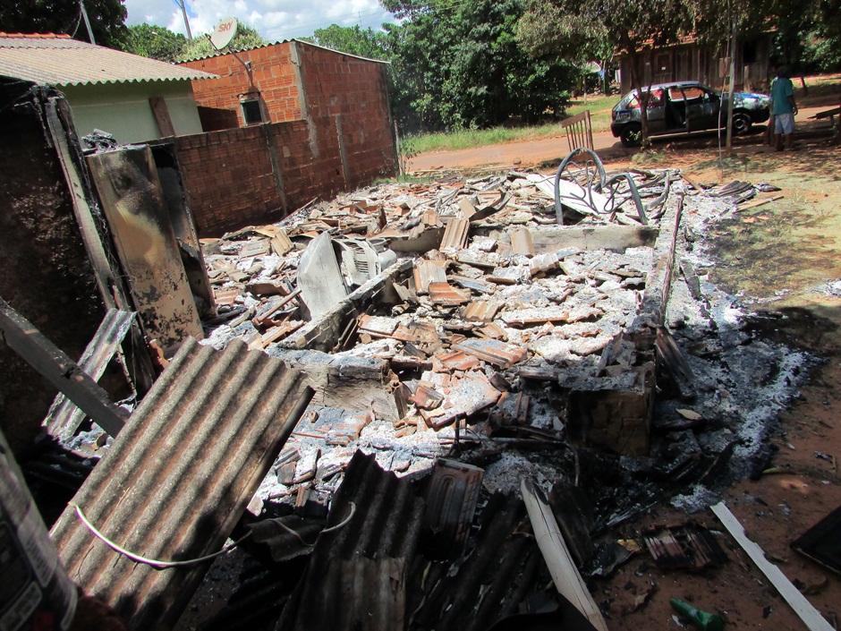 Incêndio destrói casa durante madrugada e polícia investiga o caso