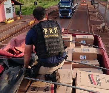 Policiais descobrem cigarros contrabandeados em carga de pisos