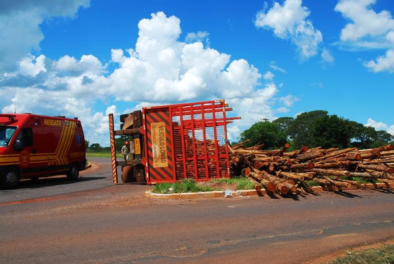 Condutor perde controle e tomba carga de eucalipto