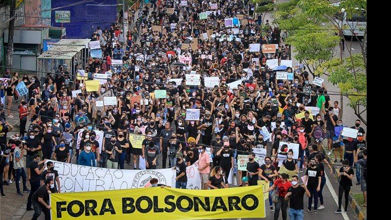 Após superpedido de impeachment, Brasil tem 1º ato contra Bolsonaro