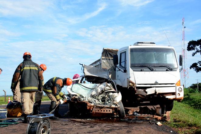 Colisão entre caminhão e carro mata um e fere três
