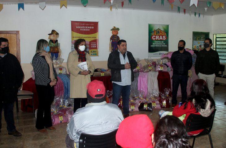Na entrega de cobertores, prefeito de Bonito exalta a parceria com o Governo do Estado