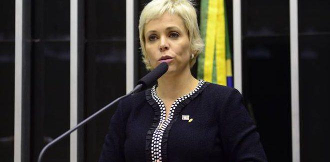 Deputada usa aplicativo de paquera no Congresso