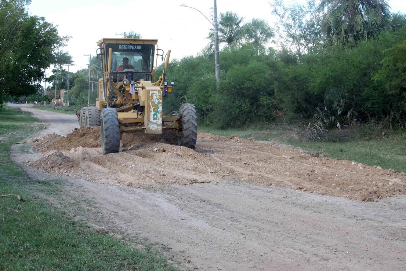 Secretaria de Obras de Porto Murtinho cascalha ruas e conserta passarelas