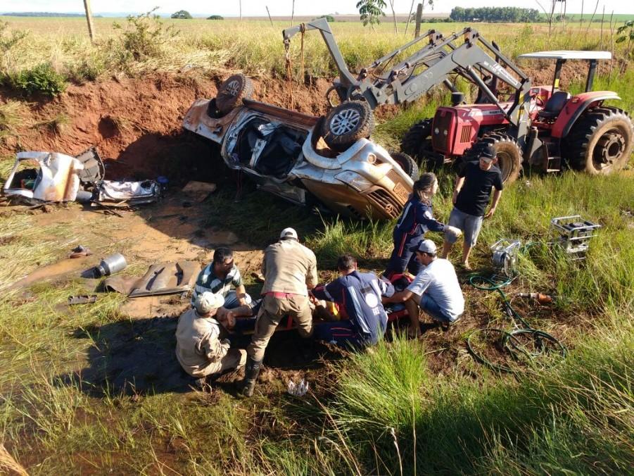 Condutor é socorrido depois de capotar caminhonete em BR