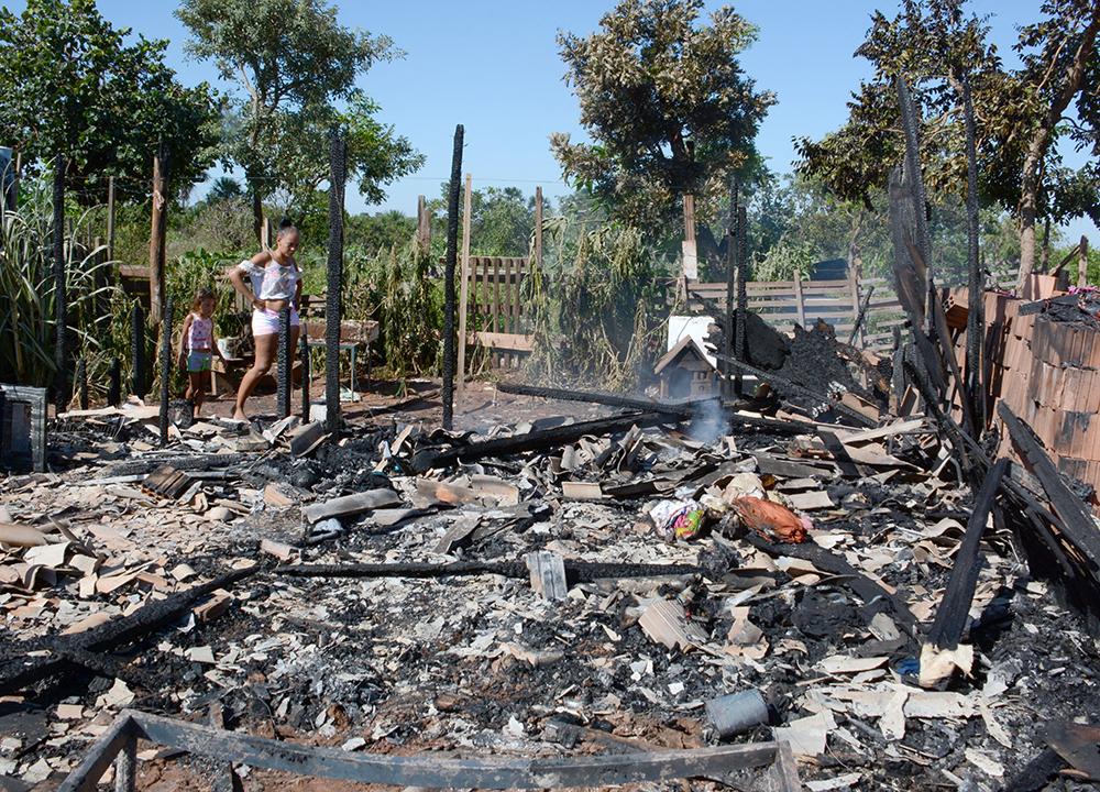 Ex incedeia casa e mata dois cachorros carbonizados